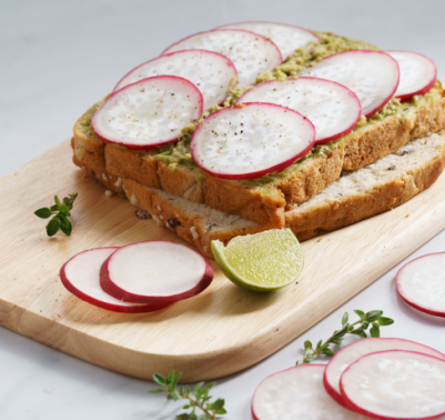 Tartine di avocado e ravanello aprile